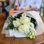 Букет из белых роз и эустомы фото 4