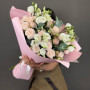 Букет из розовых кустовых роз и белых эустом фото 4