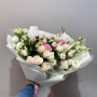 Букет из пионовидных роз и белых эустом фото 3